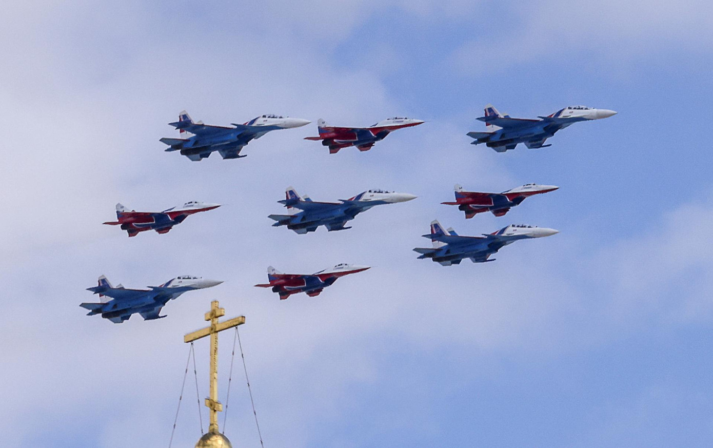Các đội nhào lộn trên không &quot;Berkuts&quot;, &quot;Russian Knights&quot; và &quot;Swifts&quot; cũng tham gia các chuyến bay qua Moscow và Quảng trường Đỏ với các tiêm kích MiG-31K, Su-57, Su-30SM, Mig-29,…