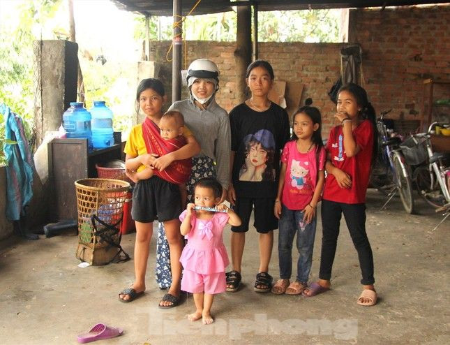 Ảnh minh họa: Tiền Lê. Một gia đình nghèo đói vì đông con Ảnh minh họa: Tiền Lê. Một gia đình nghèo đói vì đông con