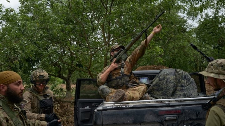 Binh sĩ Ukraine và lính đánh thuê nước ngoài ở khu vực Mykolaiv. (Ảnh: Getty)