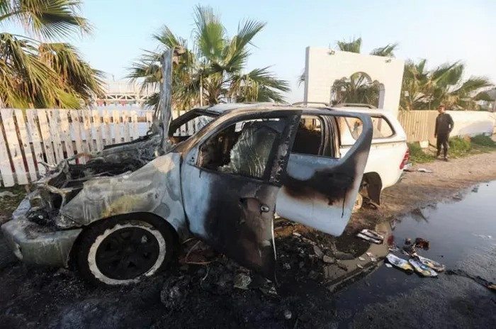 Chiếc xe của đoàn cứu trợ sau khi bị Israel "không kích nhầm". (Ảnh: Reuters)