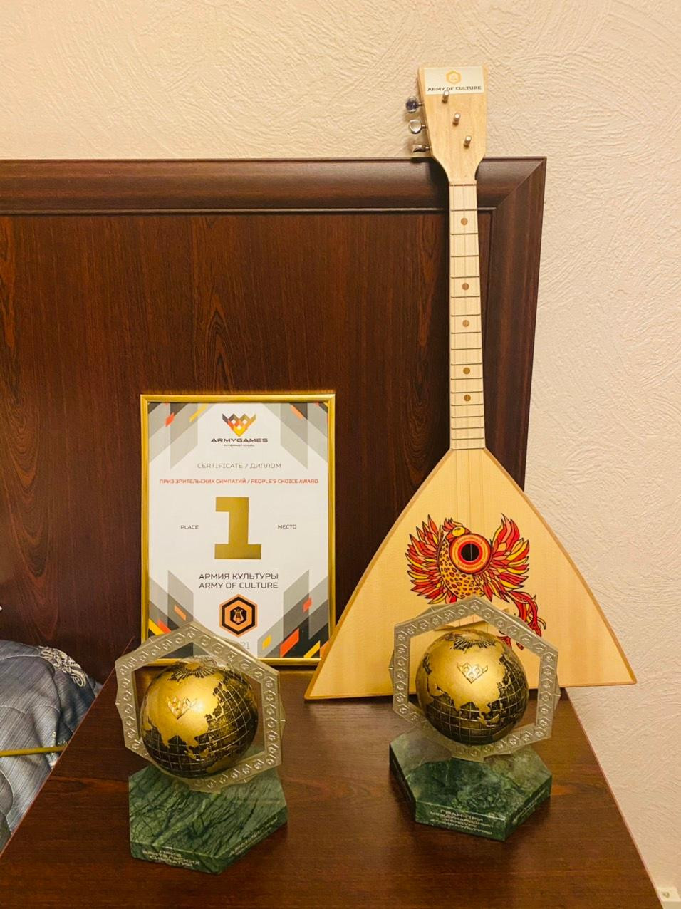 Đặc biệt, cả hai chiếc cup trong phần thi khán giả bình chọn của cuộc thi đều thuộc về Đội tuyển Quân đội nhân dân Việt Nam cho thấy, đội tuyển dành được sự yêu mến rất lớn của khán giả trong nước và bạn bè quốc tế; nhất là sự đồng hành, cổ vũ của cán bộ, chiến sĩ toàn quân và đồng bào, đồng chí cả nước, Thượng tá Đặng Mỹ Hạnh cho biết. Ảnh: Các giải thưởng và cúp đội tuyển Việt Nam nhận được. Đặc biệt, cả hai chiếc cup trong phần thi khán giả bình chọn của cuộc thi đều thuộc về Đội tuyển Quân đội nhân dân Việt Nam cho thấy, đội tuyển dành được sự yêu mến rất lớn của khán giả trong nước và bạn bè quốc tế; nhất là sự đồng hành, cổ vũ của cán bộ, chiến sĩ toàn quân và đồng bào, đồng chí cả nước, Thượng tá Đặng Mỹ Hạnh cho biết. Ảnh: Các giải thưởng và cúp đội tuyển Việt Nam nhận được.