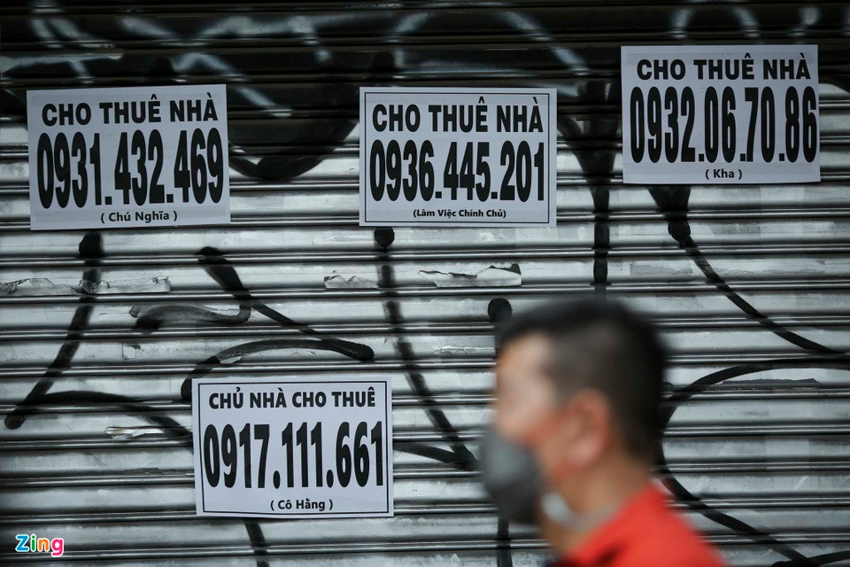 Thực tế, ghi nhận của Zing cho thấy những mặt bằng nhà phố này có giá thuê trung bình khoảng 180-260 triệu đồng/tháng. Nhiều người có nhu cầu thuê mặt bằng thời điểm này cho biết giá thuê tại đây quá cao so với tiềm năng thực tế. Thực tế, ghi nhận của Zing cho thấy những mặt bằng nhà phố này có giá thuê trung bình khoảng 180-260 triệu đồng/tháng. Nhiều người có nhu cầu thuê mặt bằng thời điểm này cho biết giá thuê tại đây quá cao so với tiềm năng thực tế.