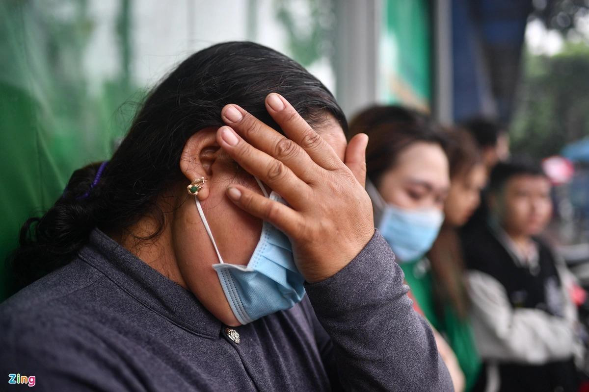 Bà Thạch Thị Tiết cùng gia đình 4 người đi từ Kiên Giang lên Bình Dương sáng 7/9 sau khi nghe tin con gái đã qua đời trong vụ cháy. "Nó là con út, mới 24 tuổi thôi", bà Tiết bật khóc. Bà Thạch Thị Tiết cùng gia đình 4 người đi từ Kiên Giang lên Bình Dương sáng 7/9 sau khi nghe tin con gái đã qua đời trong vụ cháy. "Nó là con út, mới 24 tuổi thôi", bà Tiết bật khóc.