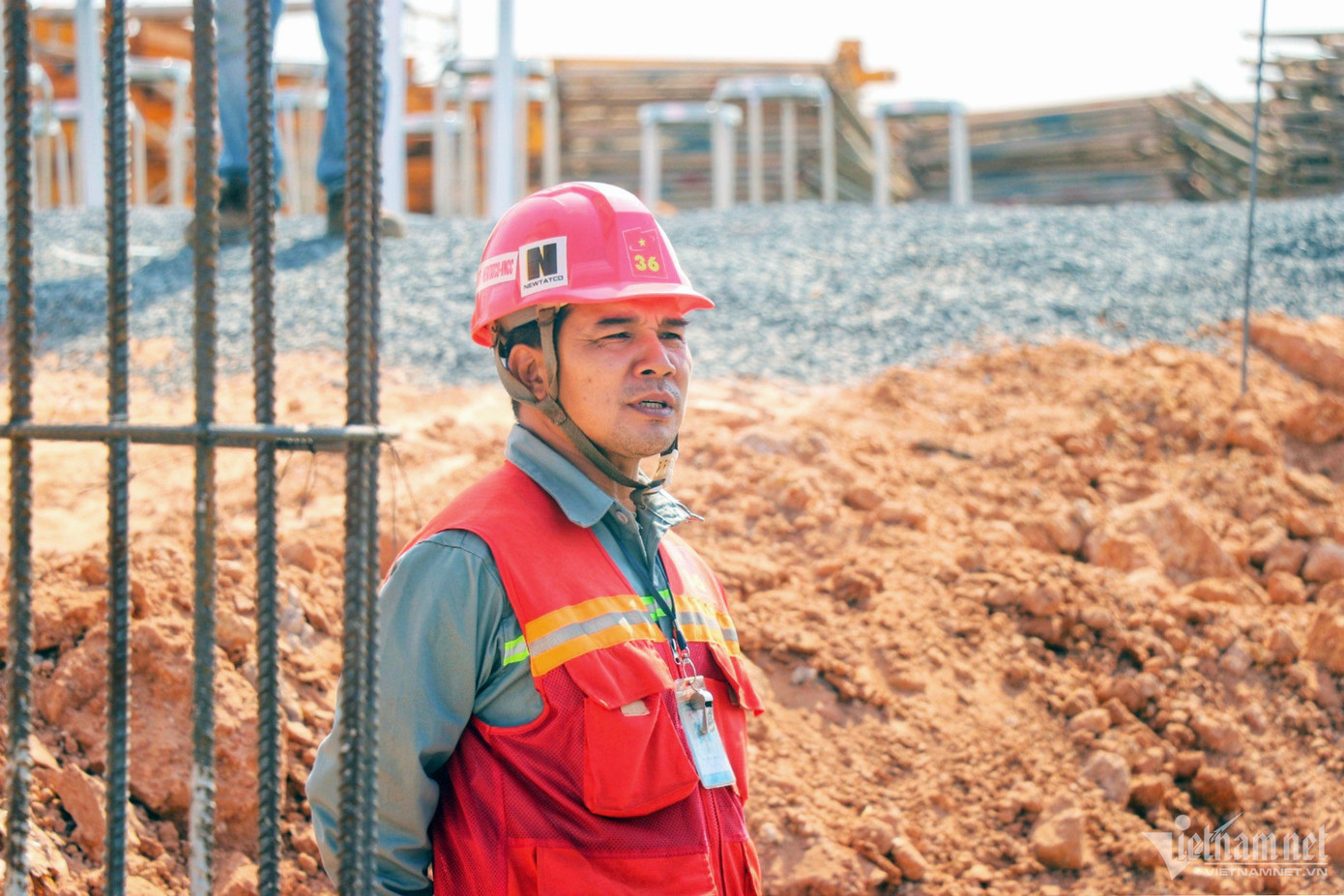 Hồi cuối tháng 1, Tổng công ty Quản lý bay Việt Nam tổ chức lễ phát động “150 ngày vượt nắng, thắng mưa, sớm đưa công trình về đích” ở công trường đài kiểm soát không lưu và các công trình phụ trợ của sân bay Long Thành.