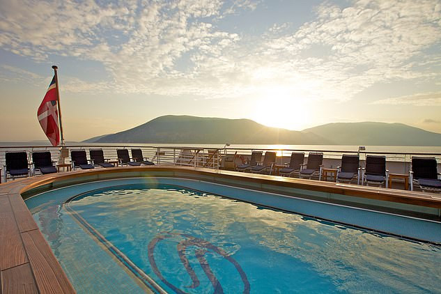 Du khách có thể thư giãn ngay tại hồ bơi trên du thuyền. Du khách có thể thư giãn ngay tại hồ bơi trên du thuyền.