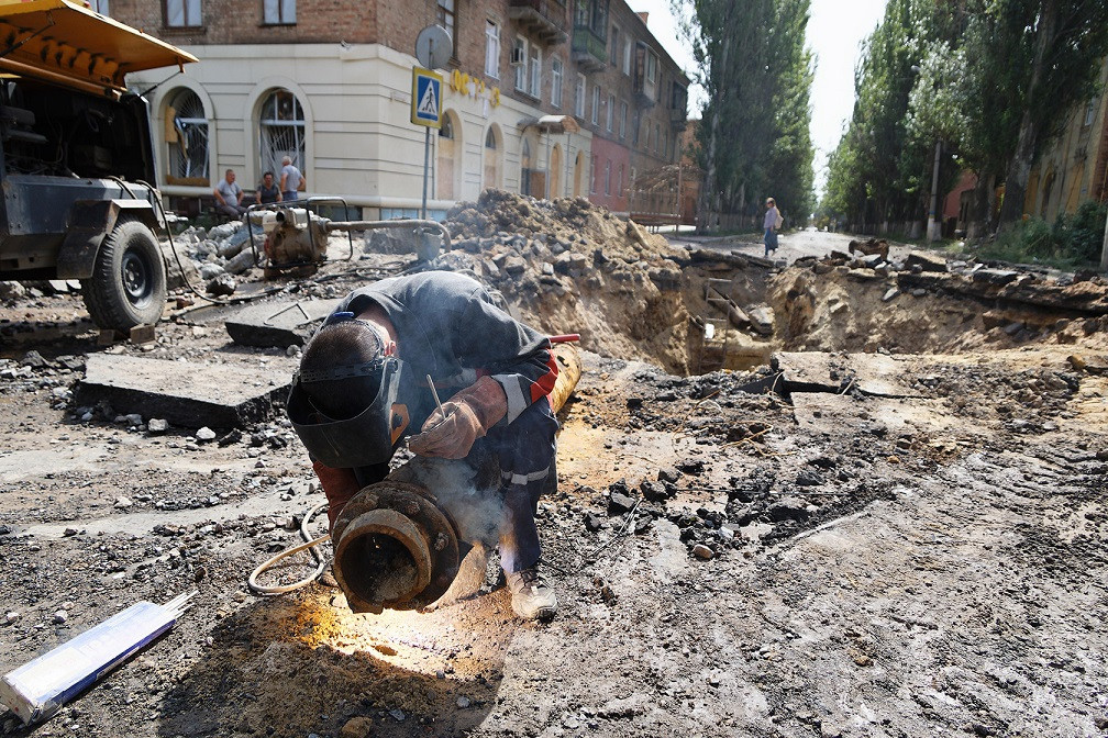 Đường phố Bakhmut bị hư hại sau các cuộc tập kích. Ảnh: Pravda