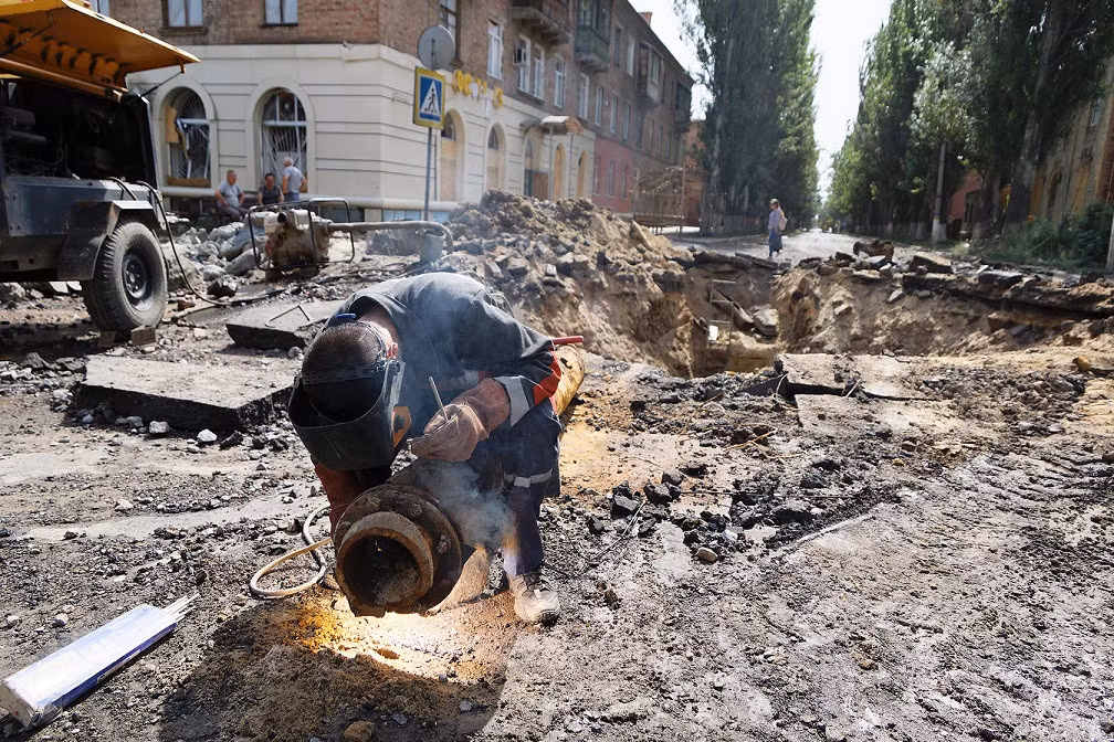 Đường phố Bakhmut bị hư hại sau các cuộc tập kích. Ảnh: Pravda