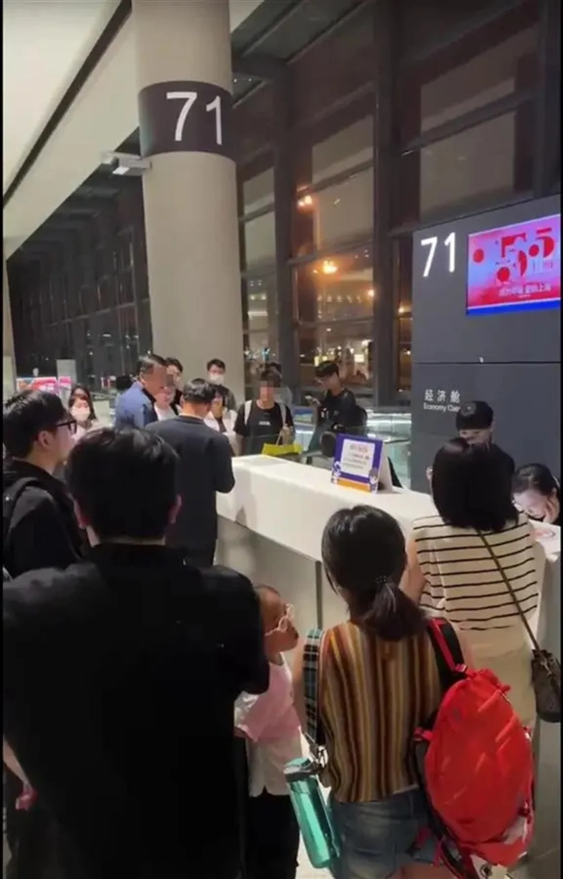 Hình ảnh được truyền thông địa phương đăng lại cho thấy hành khách tập trung trước quầy tại sân bay để đàm phán với nhân viên hàng không. Ảnh: CNN.