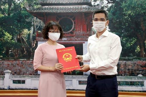 Thứ trưởng Võ Thành Hưng trao quyết định cho đồng chí Lê Thị Hạnh. Thứ trưởng Võ Thành Hưng trao quyết định cho đồng chí Lê Thị Hạnh.