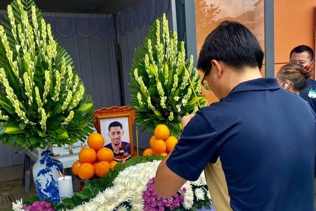 Những nén nhang cuối cùng được thắp cho tiền đạo xấu số này (Ảnh: HAGL FC).