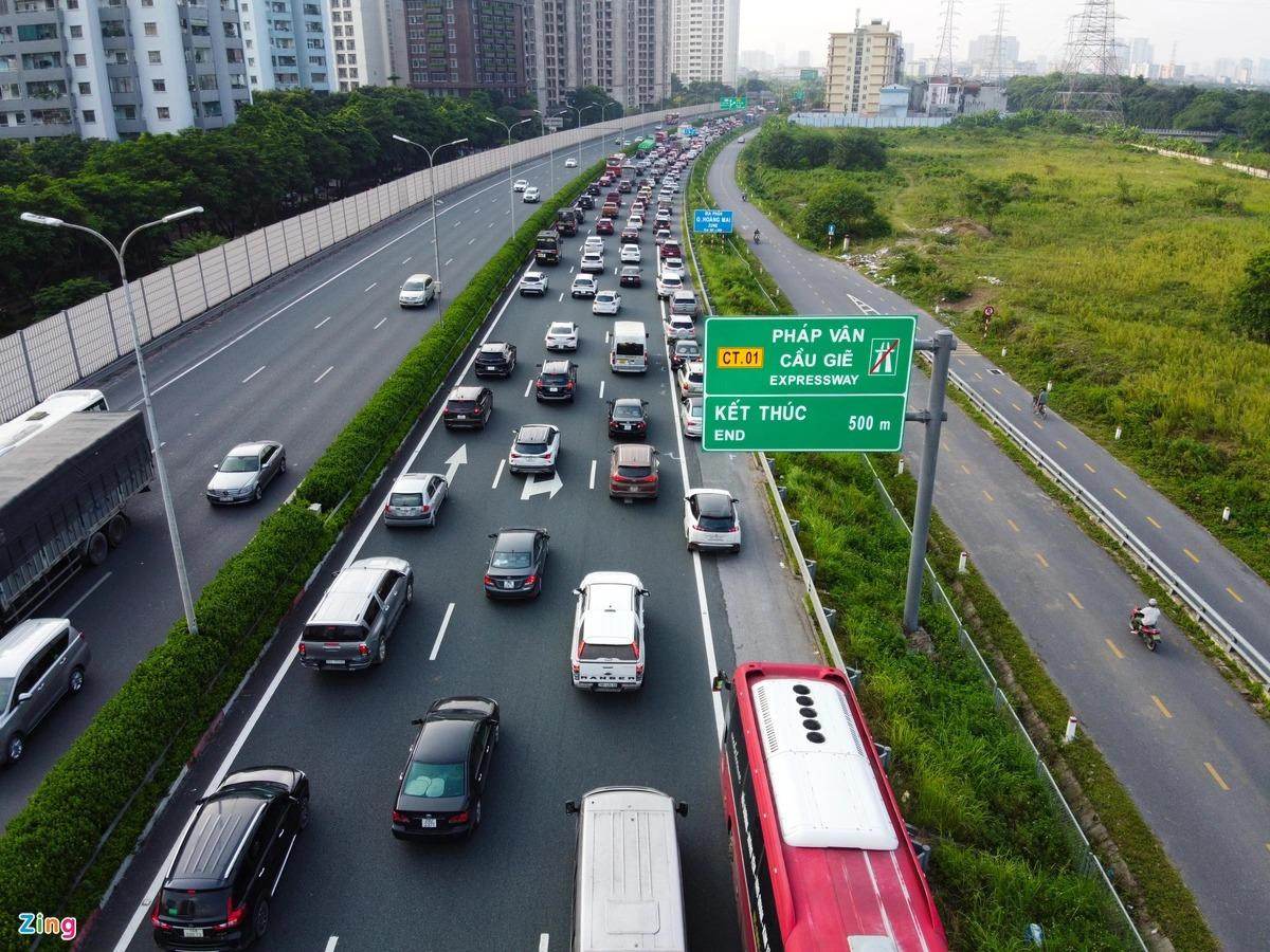 Lúc 17h45, lượng xe cộ lớn tiếp tục dồn về cửa ngõ phía nam Hà Nội. Lực lượng chức năng khuyến cáo tài xế quay lại Hà Nội sau kỳ nghỉ lễ nên chọn lộ trình phù hợp, tuân thủ Luật Giao thông và sự điều tiết của CSGT.