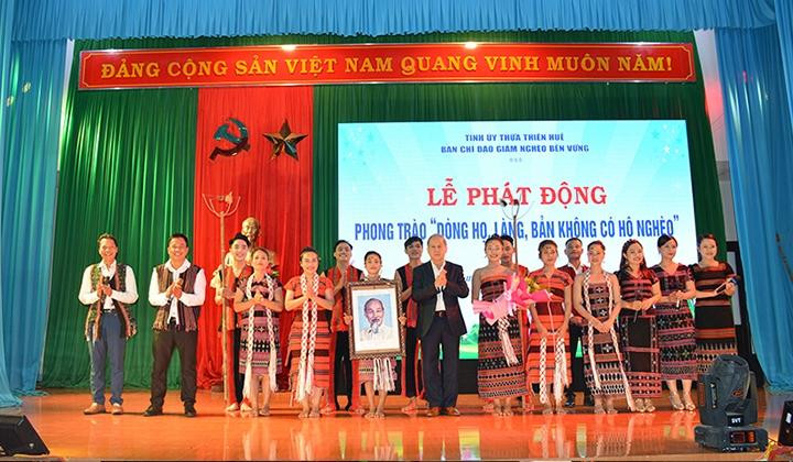 Ban Thường vụ Tỉnh ủy đã tổ chức Lễ phát động phong trào “Dòng họ, làng, bản không có hộ nghèo” tại huyện A Lưới.