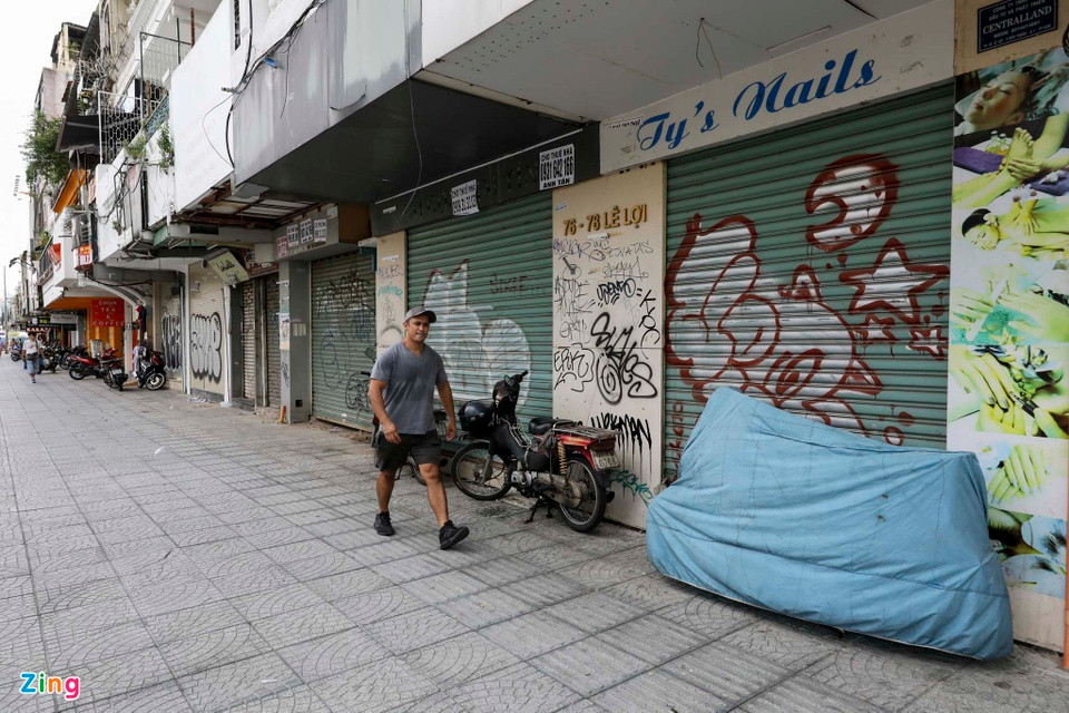 Gần 10 mặt bằng nằm liên tiếp nhau trên đường Lê Lợi (đoạn gần chợ Bến Thành) đã đóng cửa im lìm nhiều tháng nay. Trước đây, các tiểu thương thường chọn những cửa hàng này để kinh doanh đồ lưu niệm, thời trang, chủ yếu phục vụ du khách nước ngoài. Gần 10 mặt bằng nằm liên tiếp nhau trên đường Lê Lợi (đoạn gần chợ Bến Thành) đã đóng cửa im lìm nhiều tháng nay. Trước đây, các tiểu thương thường chọn những cửa hàng này để kinh doanh đồ lưu niệm, thời trang, chủ yếu phục vụ du khách nước ngoài.