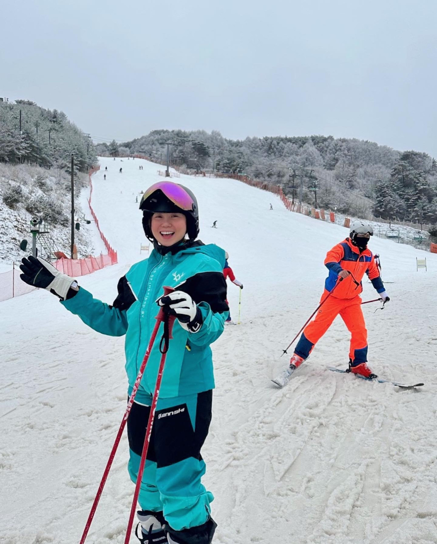Mạch Khanh trượt tuyết tại Hàn Quốc. Đây cũng là trải nghiệm ngoài trời mà nữ cơ phó 9X yêu thích khi du lịch nước ngoài. Mạch Khanh trượt tuyết tại Hàn Quốc. Đây cũng là trải nghiệm ngoài trời mà nữ cơ phó 9X yêu thích khi du lịch nước ngoài.