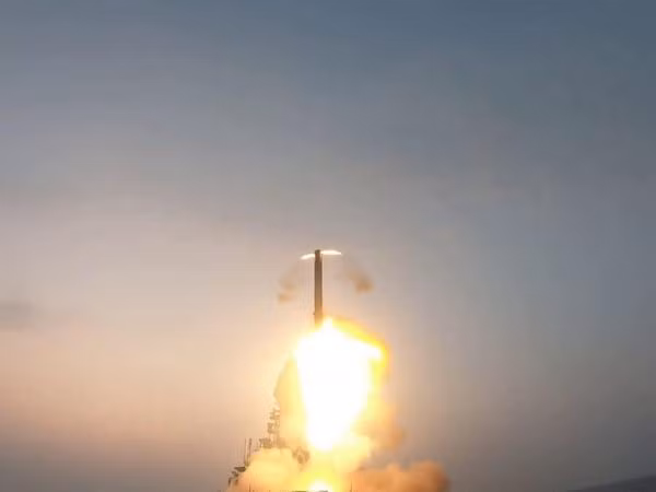 Ấn Độ bắn thử tên lửa hành trình siêu thanh BrahMos từ tàu khu trục INS Vishakhapatnam của Hải quân Ấn Độ. Ảnh: DRDO