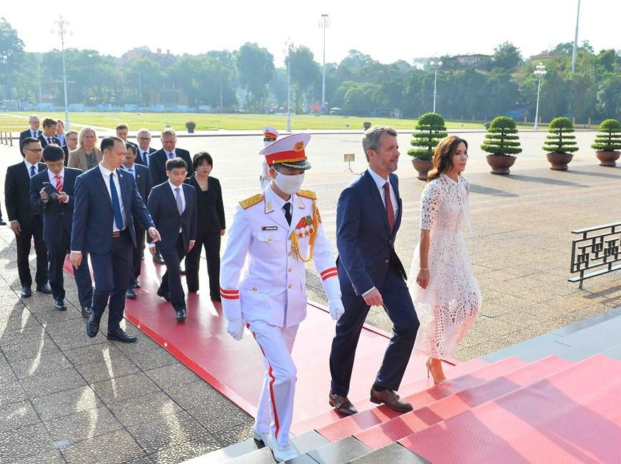 Thái tử kế vị Đan Mạch Frederik André Henrik Christian vào Lăng viếng Chủ tịch Hồ Chí Minh. (Ảnh: Minh Đức/TTXVN) Thái tử kế vị Đan Mạch Frederik André Henrik Christian vào Lăng viếng Chủ tịch Hồ Chí Minh. (Ảnh: Minh Đức/TTXVN)
