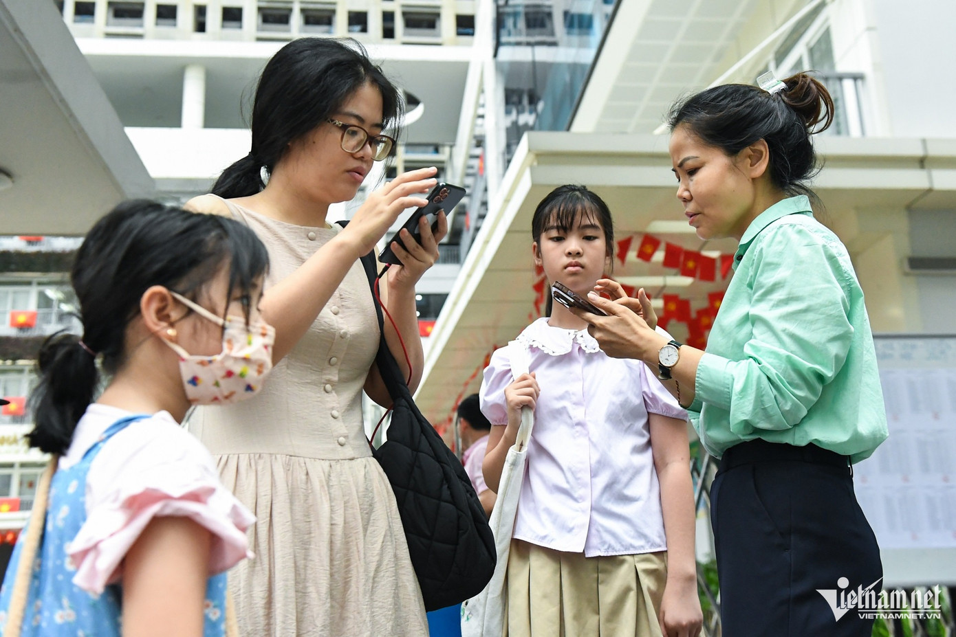 Trước đó, nhà trường đã gửi thông tin vào email để phụ huynh có thể tra cứu trên website về địa điểm, phòng thi. Có thể do phụ huynh chủ quan, không để ý nên rất nhiều em đã tới nhầm điểm. Cô Nguyễn Thanh Huyền - Hiệu trưởng trường THCS Thanh Xuân (áo xanh) cũng có mặt tại cổng trường để tham gia xử lý các tình huống này. "Nhà trường đã lường trước được sự cố này. Rất may mắn, các con đều tới điểm thi đúng giờ", cô Huyền nói.