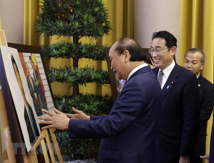 Chủ tịch nước Nguyễn Xuân Phúc và Thủ tướng Nhật Bản Kishida Fumio xem một số hình ảnh về quan hệ Việt Nam – Nhật Bản. (Ảnh: Thống Nhất/TTXVN)