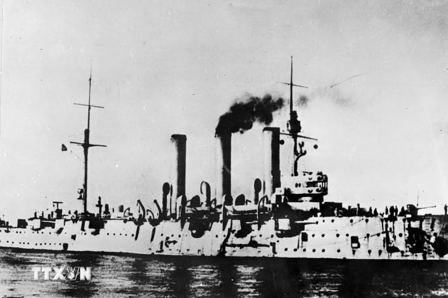 Tối 6/11/1917, Chiến hạm Rạng Đông nổ loạt súng lệnh báo hiệu tấn công Cung điện Mùa Đông (Ảnh: Tư liệu quốc tế /TTXVN phát)
