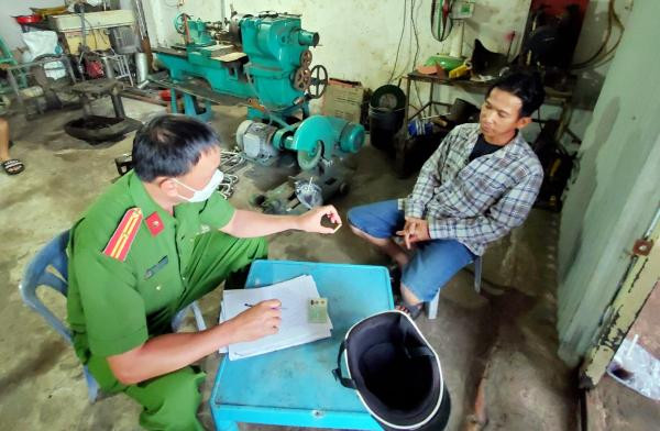 Cán bộ điều tra làm việc với Trần Văn Năng.