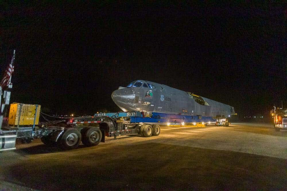 Những hình ảnh về hành trình đáng kinh ngạc của B-52H khi tham gia giao thông đường bộ đã được ghi lại.