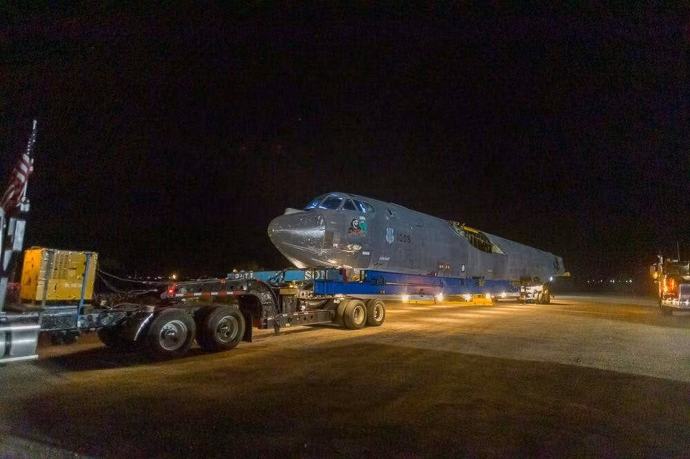 Những hình ảnh về hành trình đáng kinh ngạc của B-52H khi tham gia giao thông đường bộ đã được ghi lại.