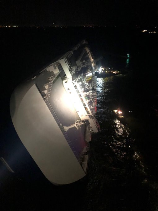 Hiện trường vụ lật tàu chở hàng ngoài khơi Mỹ, 4 thủy thủ mất tích ảnh 1