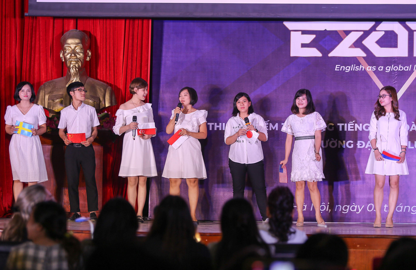 Giảng viên Luật tỏa sáng trong đêm thi tài năng tiếng Anh ảnh 8