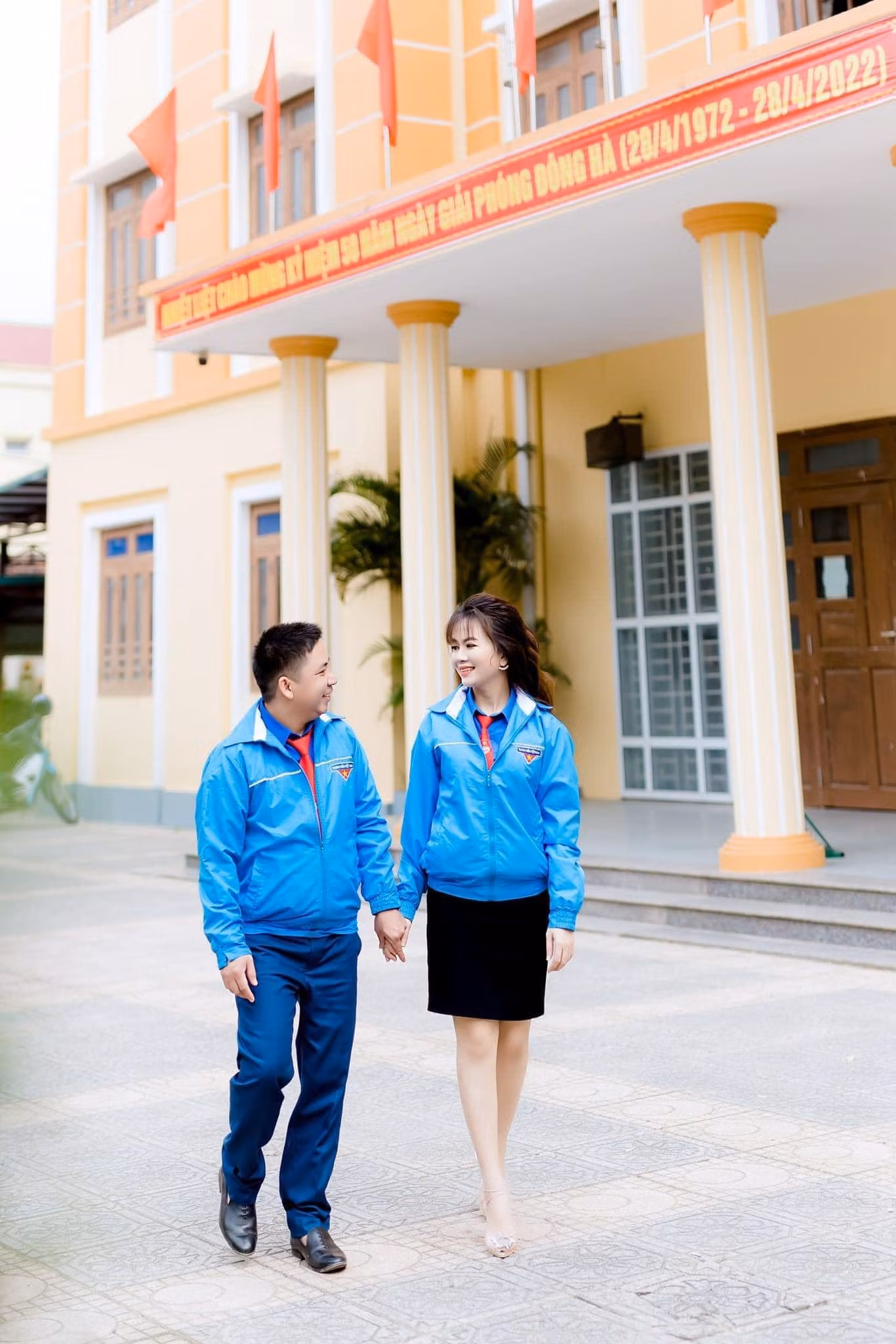 Sau 2 năm quen và yêu nhau, đến nay 2 bí thư chi đoàn đã quyết định “về chung một nhà”. Để lưu lại những dấu ấn, kỷ niệm tình yêu, họ đã quyết định chụp bộ ảnh cưới đặc biệt với màu áo xanh thanh niên. Ảnh: NVCC