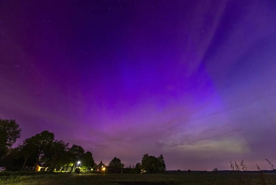 Cực quang được nhìn thấy tại Ukraine. Ảnh: The Guardian