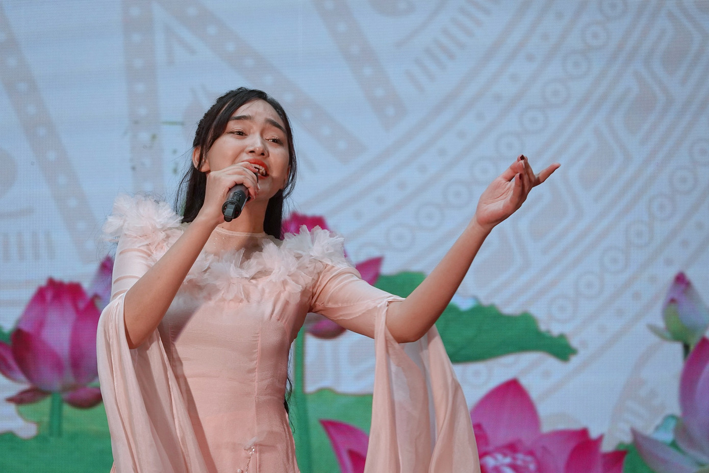 Phó Bí thư Chi đoàn cơ quan Học viện Quân y Nguyễn Thùy Dương với ca khúc “Tiếng sáo”. Phó Bí thư Chi đoàn cơ quan Học viện Quân y Nguyễn Thùy Dương với ca khúc “Tiếng sáo”.