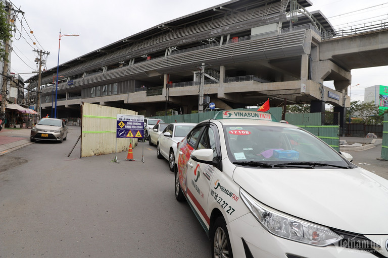 Ô tô di chuyển chậm do một phần đường bị rào chắn.