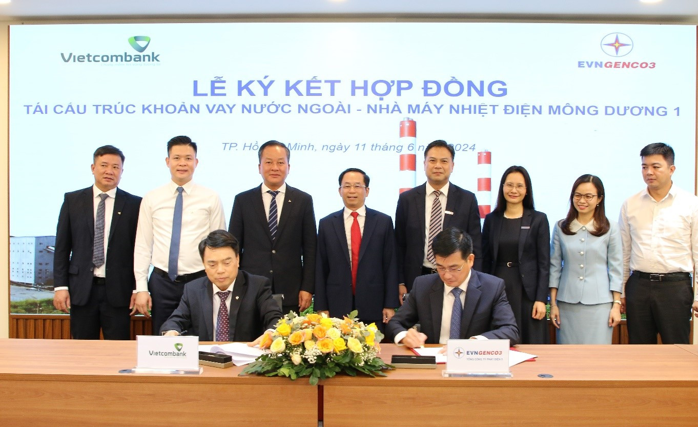 Ông Lê Văn Danh - Tổng Giám đốc EVNGENCO3 và ông Đoàn Văn Tuyến - Giám đốc Vietcombank Vũng Tàu ký kết Hợp đồng tái cấu trúc khoản vay nước ngoài