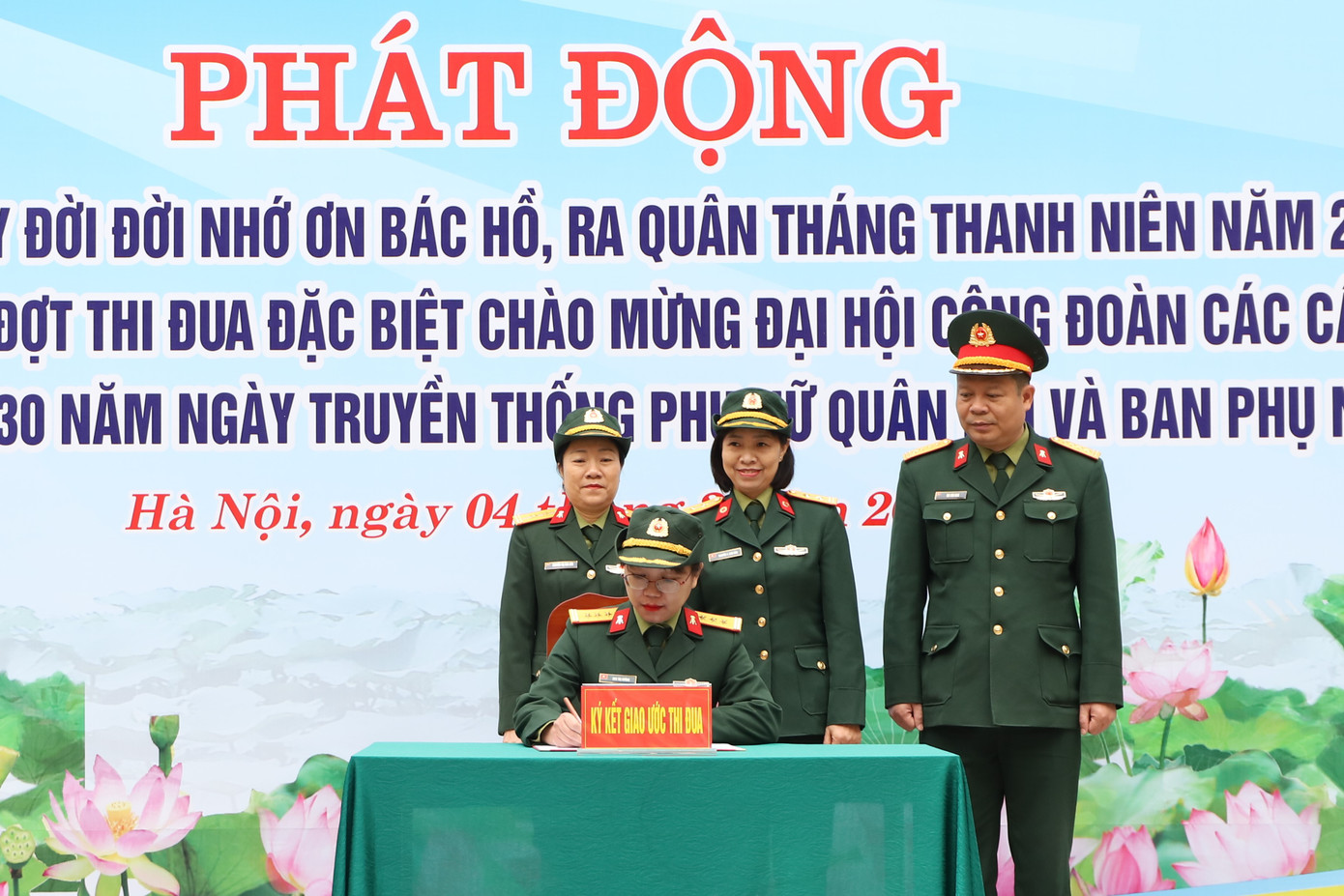 Đại diện các tổ chức quần chúng trong Học viện ký kết giao ước thi đua. Đại diện các tổ chức quần chúng trong Học viện ký kết giao ước thi đua.