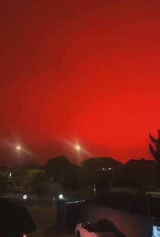 Cuối tuần qua, nhiều hình ảnh lan truyền trên mạng xã hội đã cho thấy bầu trời Chu Sơn đỏ thẫm như máu. Cuối tuần qua, nhiều hình ảnh lan truyền trên mạng xã hội đã cho thấy bầu trời Chu Sơn đỏ thẫm như máu.