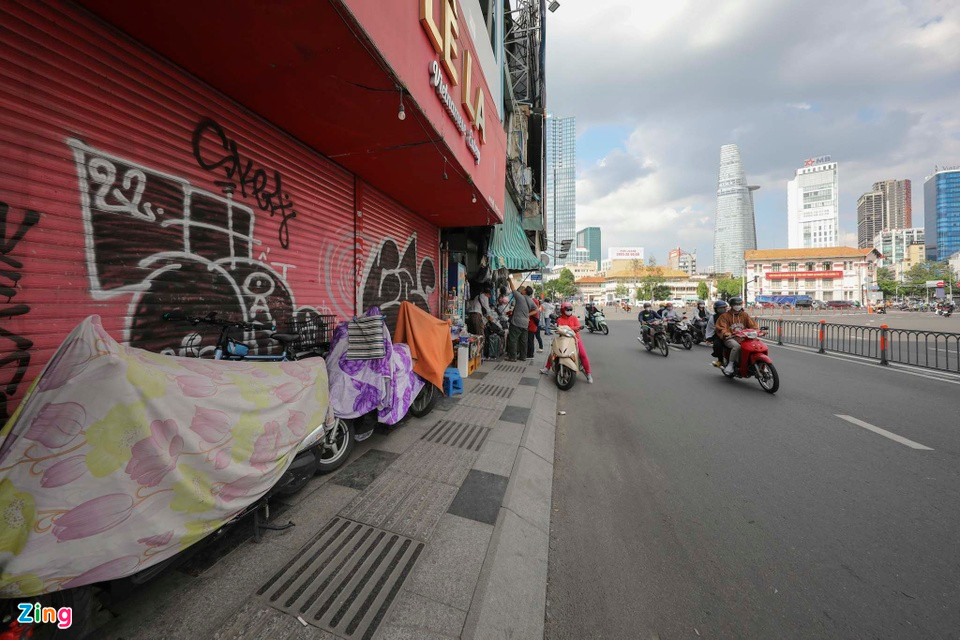 Một đoạn đường Lê Lai chỉ dài khoảng 300 m từ chợ Bến Thành đến đường Trương Định (quận 1, TP.HCM) đang có gần chục mặt bằng bị bỏ trống. Một đoạn đường Lê Lai chỉ dài khoảng 300 m từ chợ Bến Thành đến đường Trương Định (quận 1, TP.HCM) đang có gần chục mặt bằng bị bỏ trống.