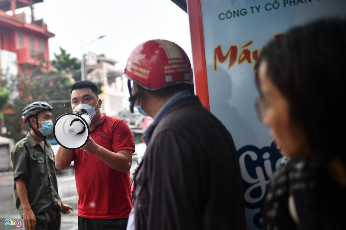 Cứ sau một khoảng thời gian chờ đợi, lực lượng chức năng lại phát loa thông báo tên, tuổi, đặc điểm nhận dạng của thi thể để người nhà có thể vào làm thủ tục, đưa về mai táng. Cứ sau một khoảng thời gian chờ đợi, lực lượng chức năng lại phát loa thông báo tên, tuổi, đặc điểm nhận dạng của thi thể để người nhà có thể vào làm thủ tục, đưa về mai táng.