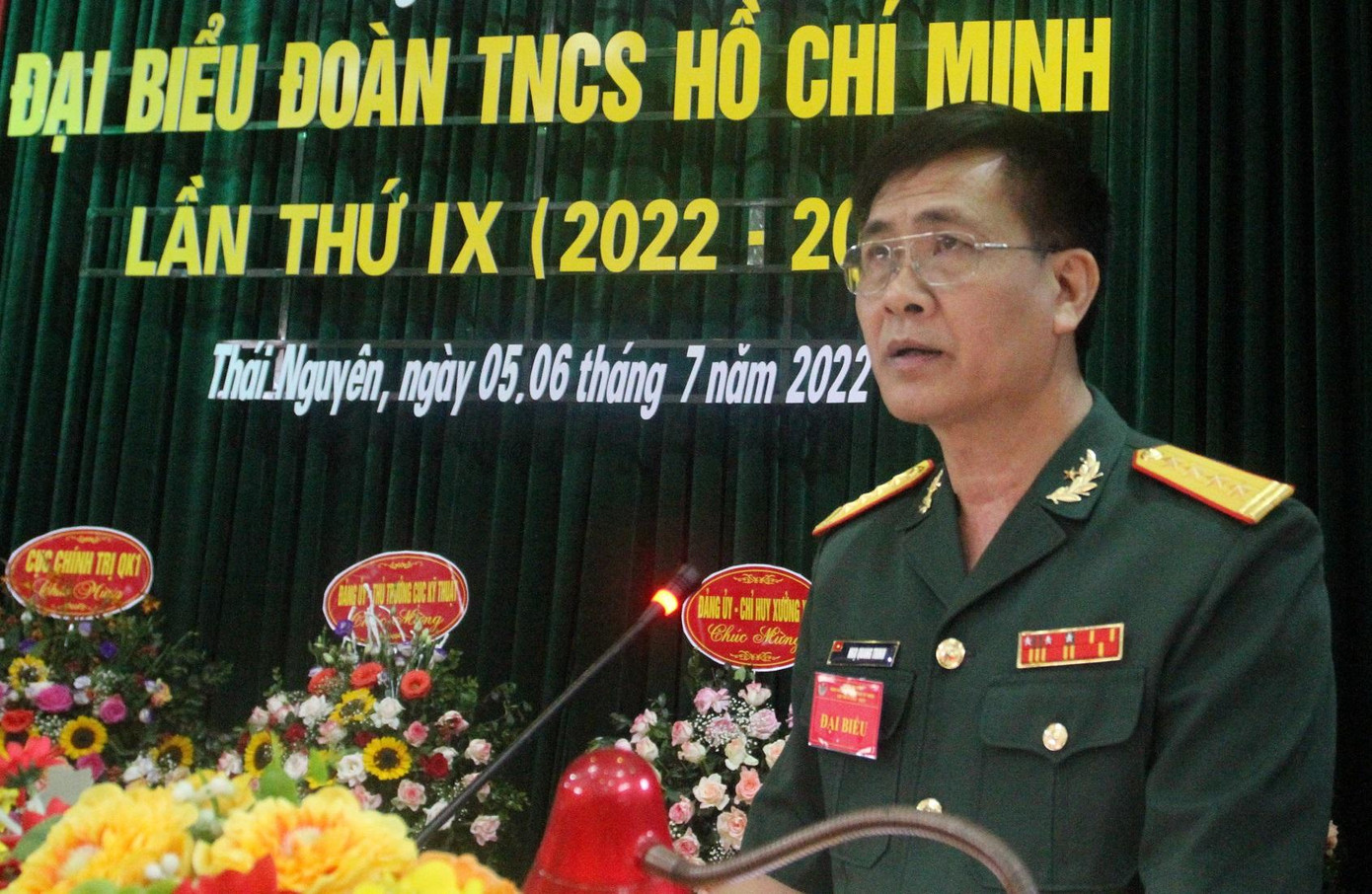 Đại tá Ngọ Quang Trinh, Chính uỷ Cục Kỹ thuật Quân khu phát biểu chỉ đạo đại hội.