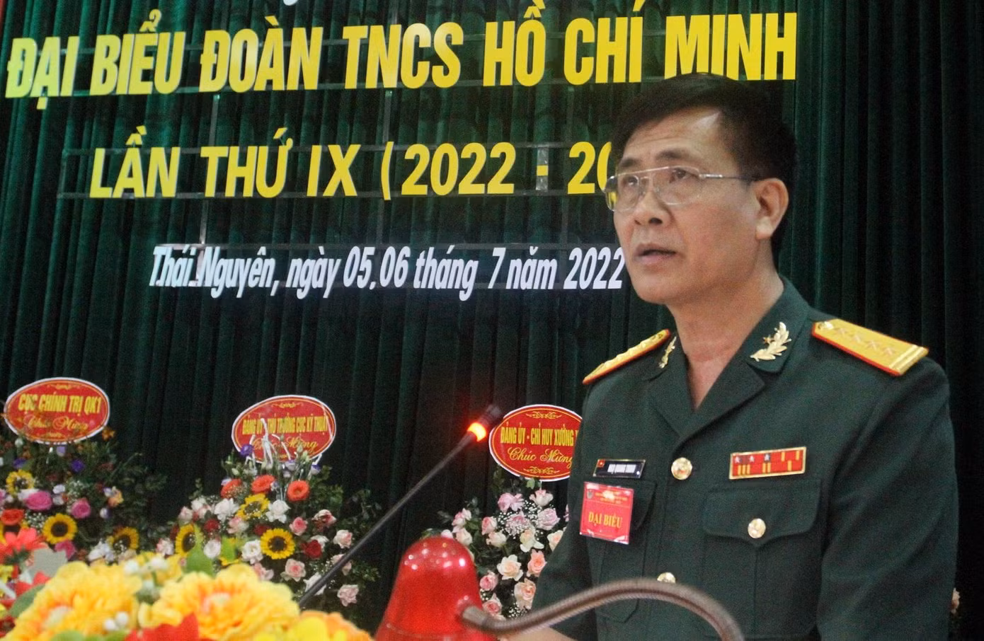 Đại tá Ngọ Quang Trinh, Chính uỷ Cục Kỹ thuật Quân khu phát biểu chỉ đạo đại hội.