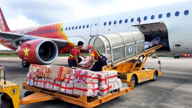 Vietjet miễn cước vận chuyển đối với hàng cứu trợ đồng bào vùng bão lũ Vietjet miễn cước vận chuyển đối với hàng cứu trợ đồng bào vùng bão lũ