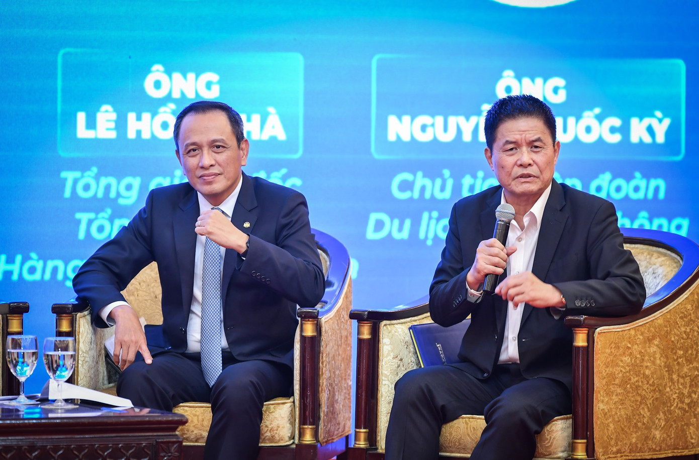 Ông Nguyễn Quốc Kỳ (bên phải) và ông Lê Hồng Hà (bên trái) trao đổi tại Hội thảo "Hàng không - Du lịch bắt tay liên kết phát triển bền vững".