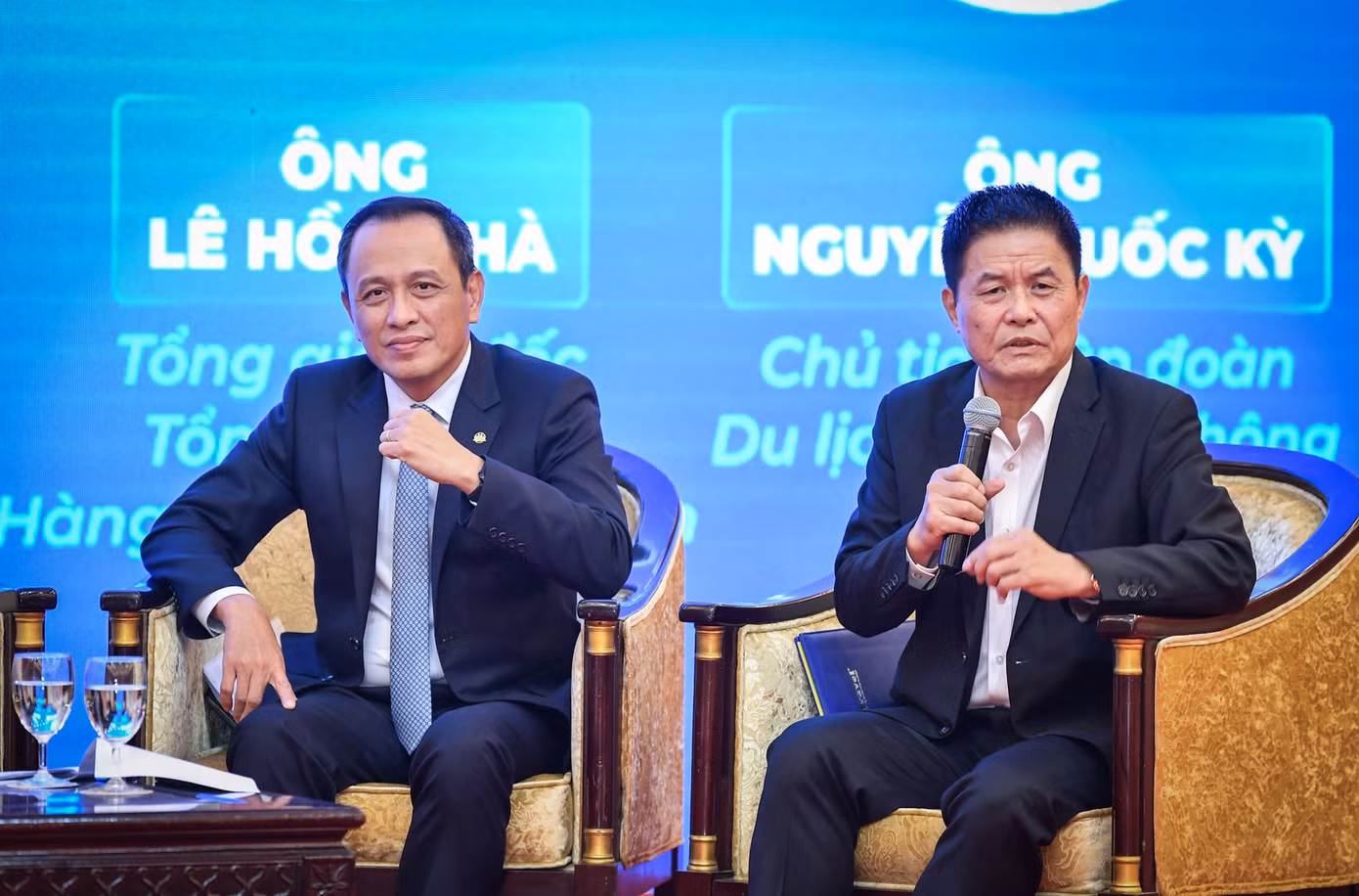 Ông Nguyễn Quốc Kỳ (bên phải) và ông Lê Hồng Hà (bên trái) trao đổi tại Hội thảo "Hàng không - Du lịch bắt tay liên kết phát triển bền vững". Ông Nguyễn Quốc Kỳ (bên phải) và ông Lê Hồng Hà (bên trái) trao đổi tại Hội thảo "Hàng không - Du lịch bắt tay liên kết phát triển bền vững".