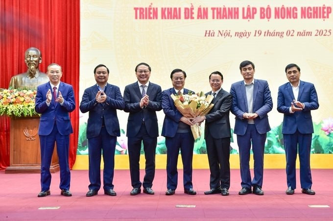 Phó Chủ tịch Quốc hội Lê Minh Hoan, Bộ trưởng Đỗ Đức Duy, các Thứ trưởng cùng lãnh đạo những đơn vị trực thuộc Bộ Nông nghiệp và Môi trường. Ảnh: Tùng Đinh. Phó Chủ tịch Quốc hội Lê Minh Hoan, Bộ trưởng Đỗ Đức Duy, các Thứ trưởng cùng lãnh đạo những đơn vị trực thuộc Bộ Nông nghiệp và Môi trường. Ảnh: Tùng Đinh.