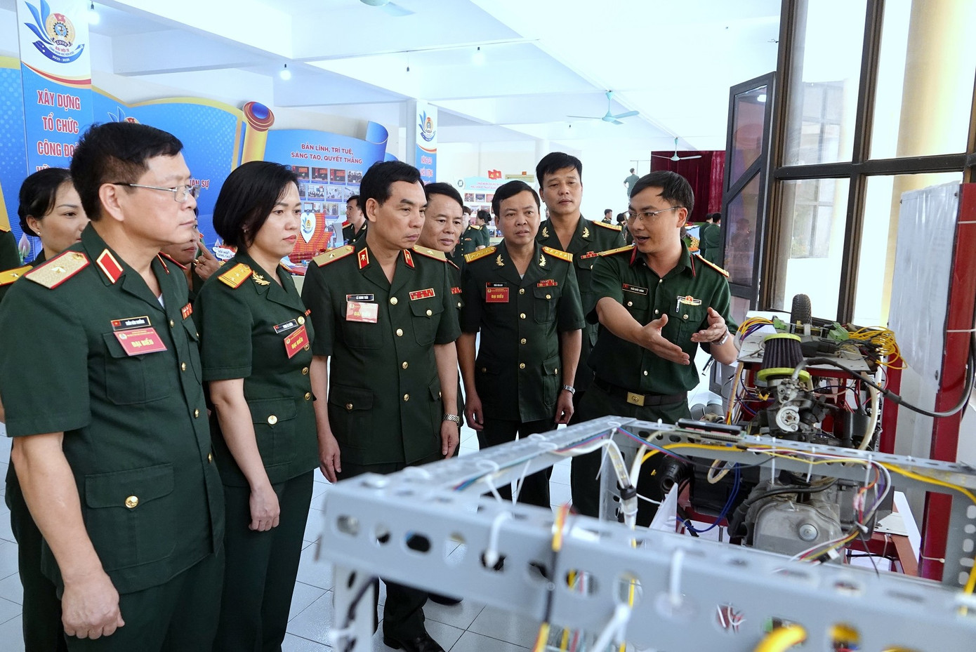 Thiếu tướng Lê Minh Thái - Giám đốc Học viện KTQS, Thiếu tướng Trần Văn Thưởng - Chính ủy Học viện KTQS cùng đại biểu dự đại hội tham quan sản phẩm nghiên cứu của đoàn viên Công đoàn trong Học viện. Thiếu tướng Lê Minh Thái - Giám đốc Học viện KTQS, Thiếu tướng Trần Văn Thưởng - Chính ủy Học viện KTQS cùng đại biểu dự đại hội tham quan sản phẩm nghiên cứu của đoàn viên Công đoàn trong Học viện.