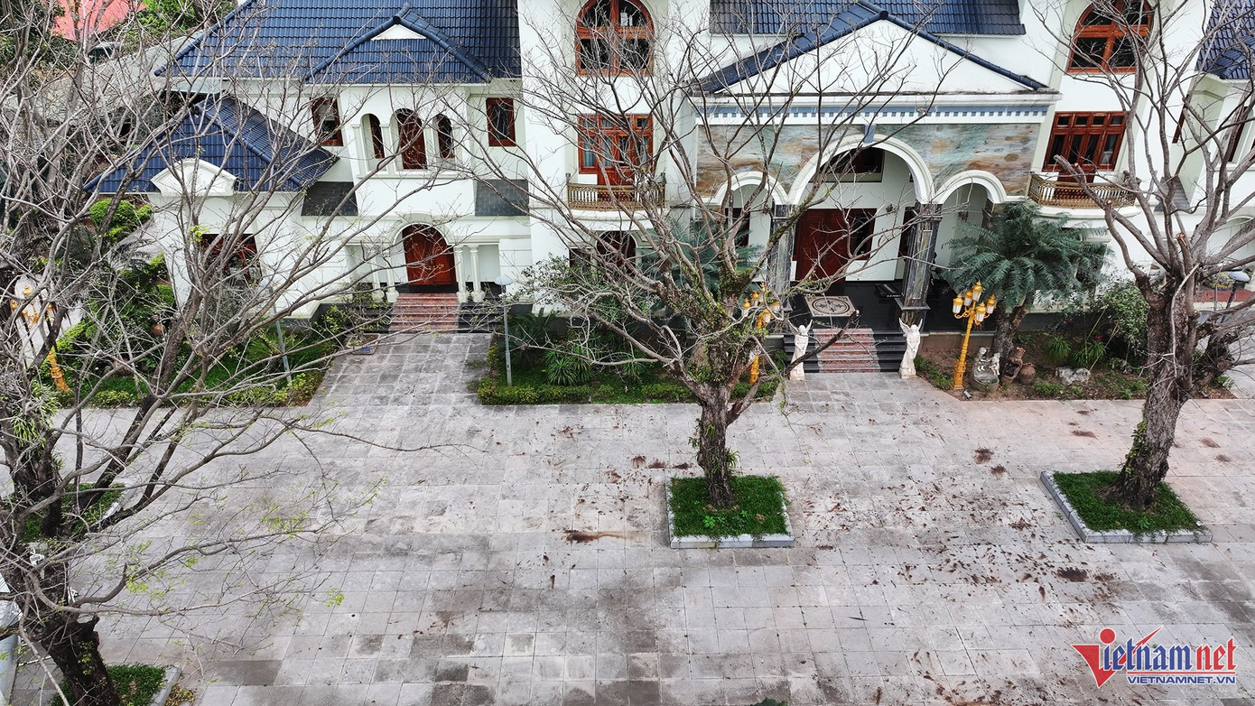 Những ô cửa của căn biệt phủ đều đóng kín mít, bên trong khuôn viên không có người. Ảnh: Đức Hoàng.