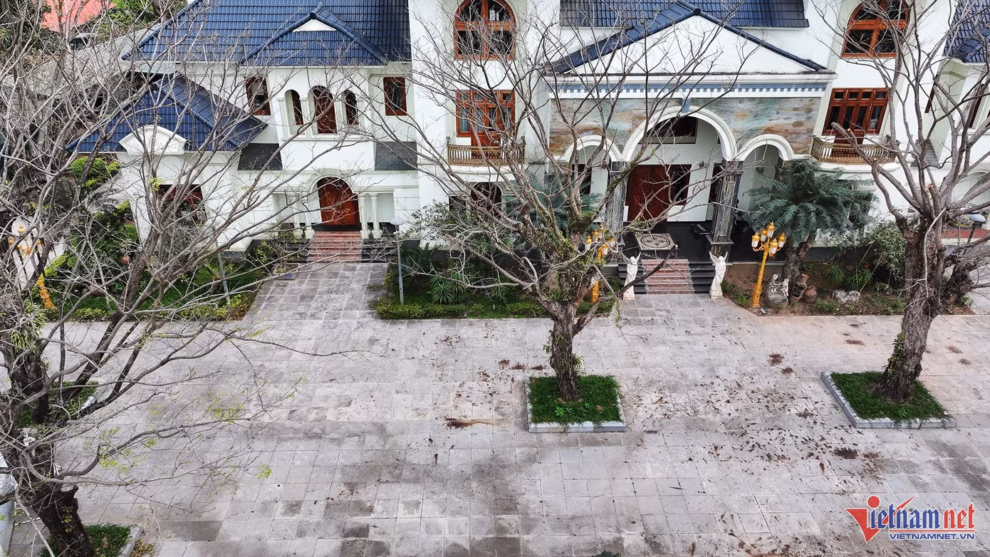 Những ô cửa của căn biệt phủ đều đóng kín mít, bên trong khuôn viên không có người. Ảnh: Đức Hoàng.