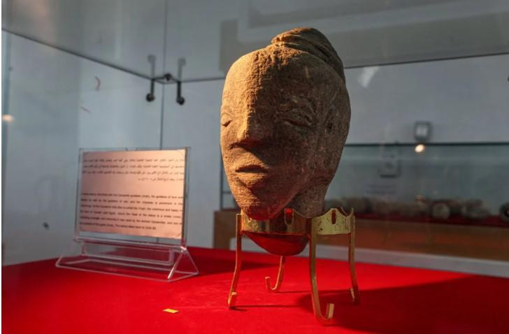 Tác phẩm điêu khắc trên đá vôi được khai quật mô tả Anat đội vương miện rắn như một dấu hiệu của sức mạnh và khả năng phục hồi. Tác phẩm điêu khắc trên đá vôi được khai quật mô tả Anat đội vương miện rắn như một dấu hiệu của sức mạnh và khả năng phục hồi.