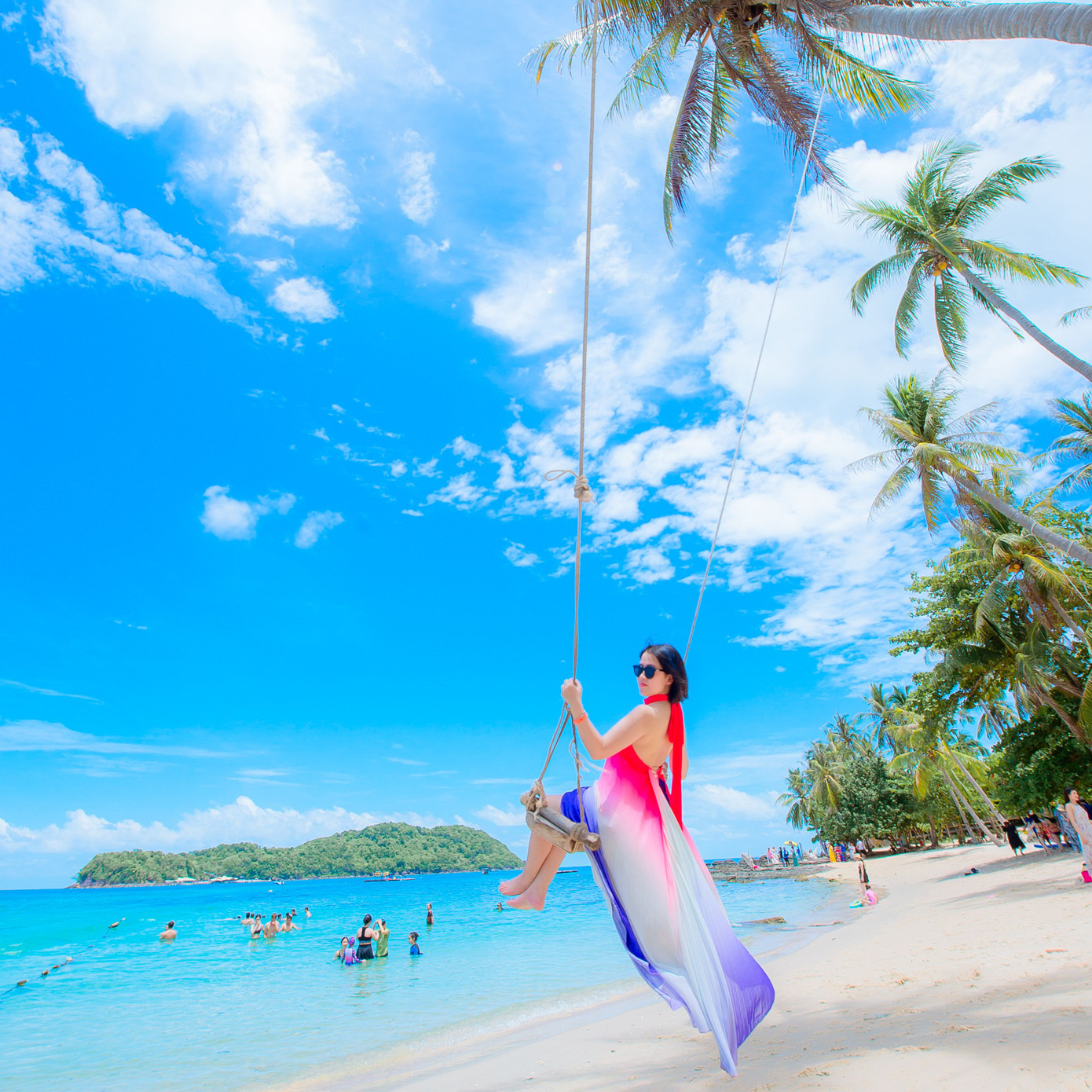 Khí hậu nhiệt đới gió mùa mát mẻ rất thích hợp để du khách tắm biển và trải nghiệm các dịch vụ tại Phú Quốc. Ảnh: Thanh Huyền.