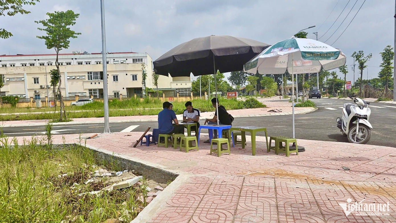 Các lô đất được chào bán công khai, giá chênh cả trăm triệu đồng ngay sau phiên đấu giá. Ảnh: Hồng Khanh.