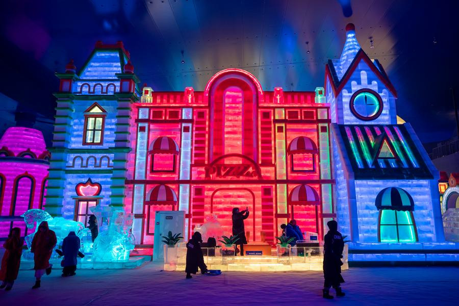 Đến với công viên du khách sẽ được tham quan những tòa lâu đài băng rực rỡ ánh sáng như trong truyện cổ tích. Ảnh: Xinhua. Đến với công viên du khách sẽ được tham quan những tòa lâu đài băng rực rỡ ánh sáng như trong truyện cổ tích. Ảnh: Xinhua.